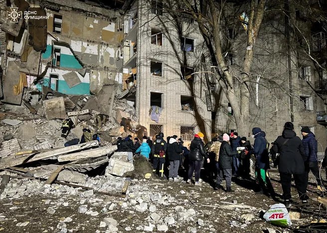 🕯 У Глухові з-під завалів гуртожитку дістали тіло ще однієї загиблої людини. Кількість жертв досягла 9 людей. Під завалами шукають ще чотирьох людей